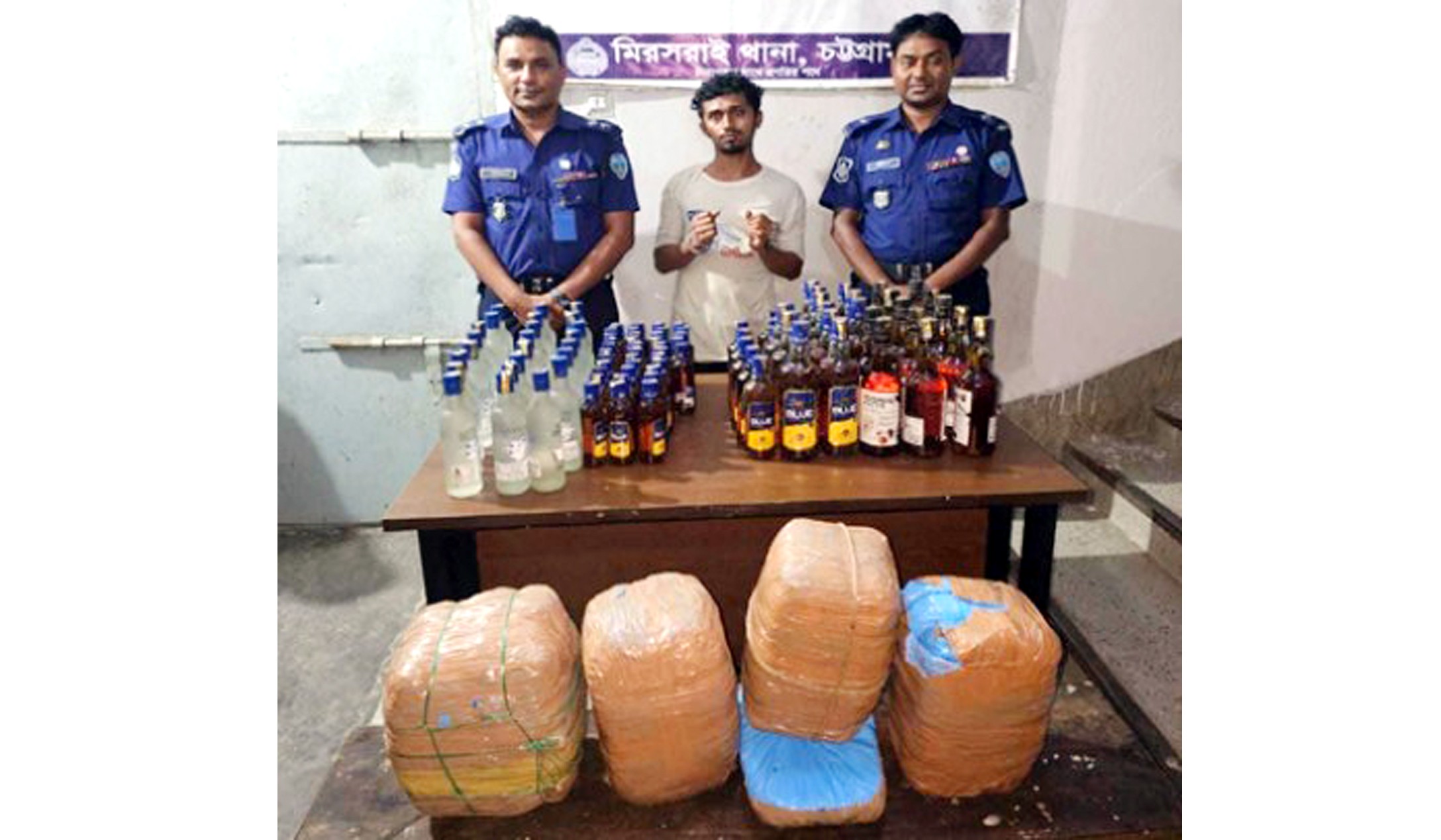 ৯৪ বোতল বিদেশি মদ ও ১৪ কেজি গাঁজাসহ এক যুবক গ্রেফতার